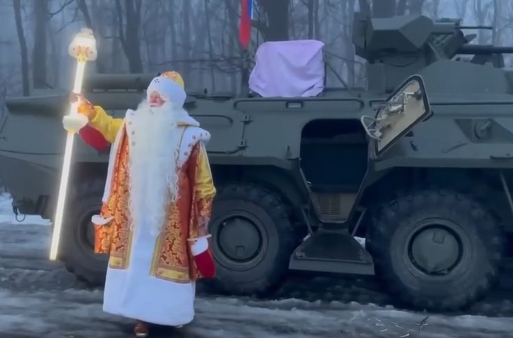 Väterchen Frost, kommt in Russland, der Weihnachtsmann in Deuschland